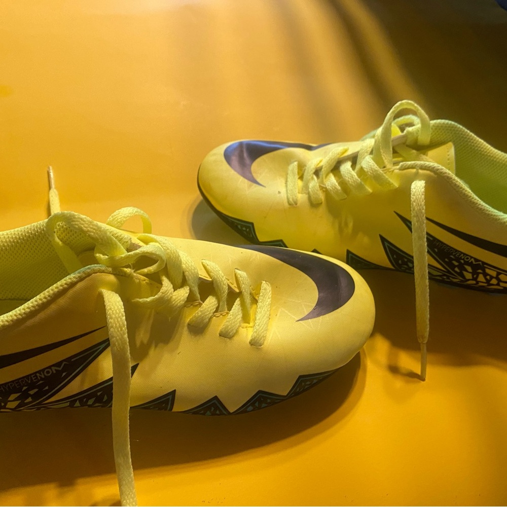 Nike Yellow Sneakers Sleek Modern Silhouette